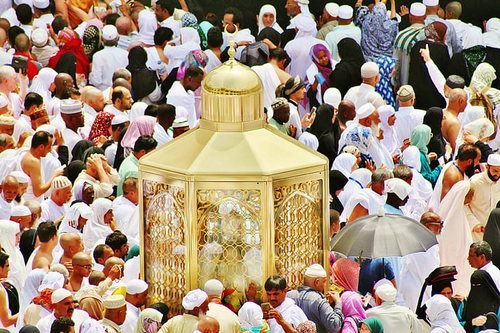 The golden Maqam Ibrahim canopy amid pilgrims at Masjid al-Haram